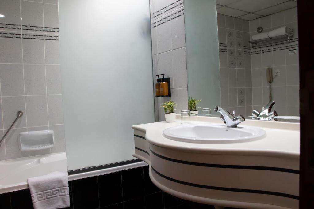 Dubai Grand Hotel by Fortune, Dubai Airport - Resim 25