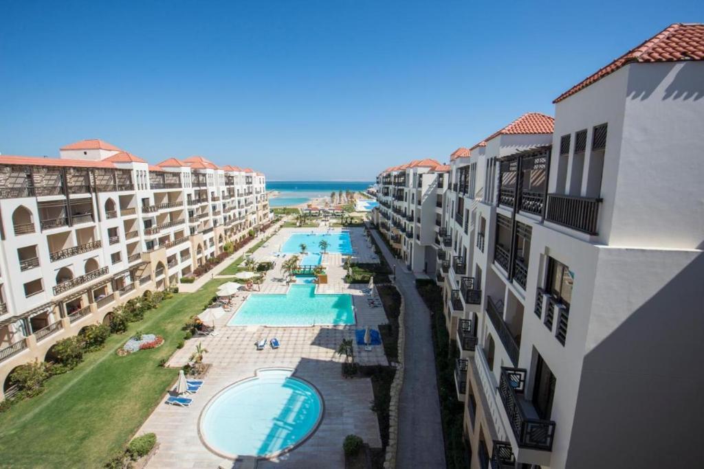 Bazén v ubytování Sea view studio with private beach in Gravity Hotel Hurghada nebo v jeho okolí