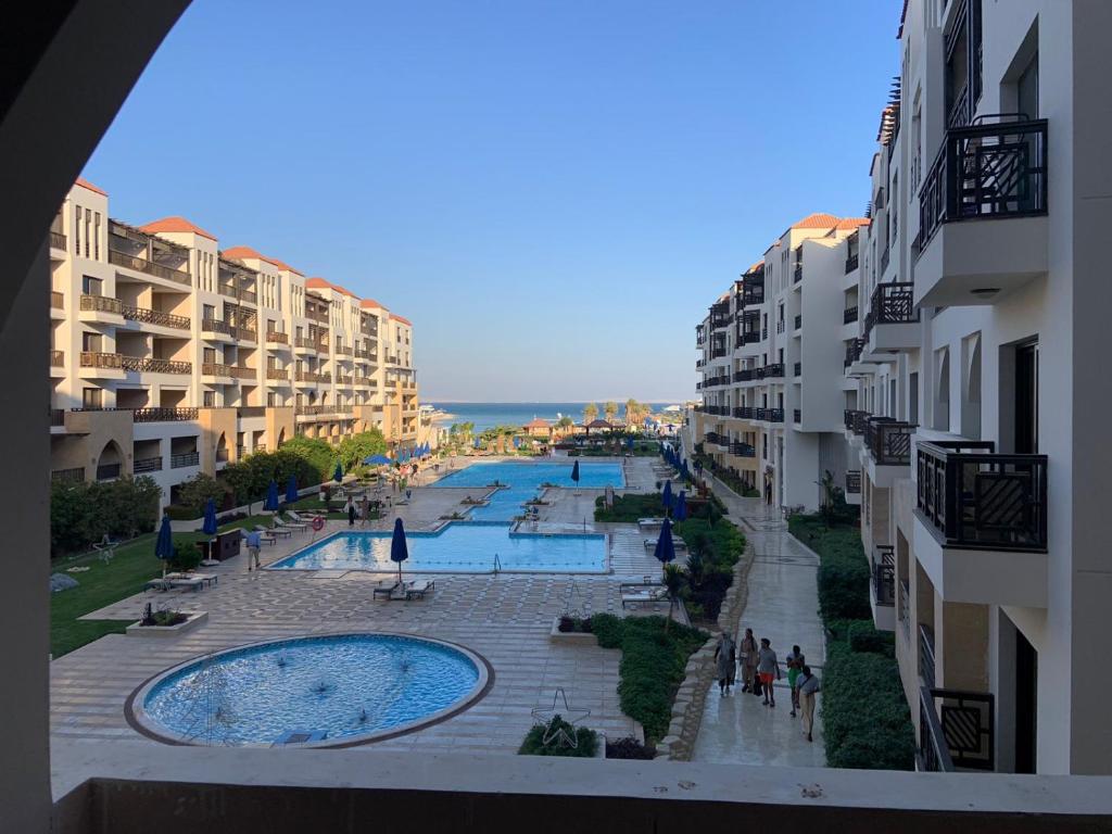 Bazén v ubytování Sea view studio with private beach in Gravity Hotel Hurghada nebo v jeho okolí