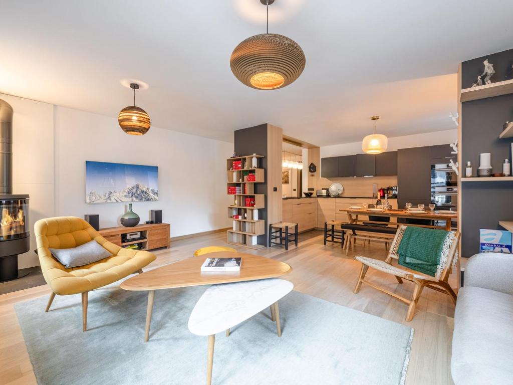 een woonkamer met een tafel en stoelen bij Appartement Chamonix-Mont-Blanc, 5 pièces, 8 personnes - FR-1-343-252 in Chamonix-Mont-Blanc