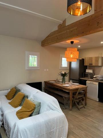 sala de estar con sofá y mesa de madera en Jolie maison Ares, en Arès