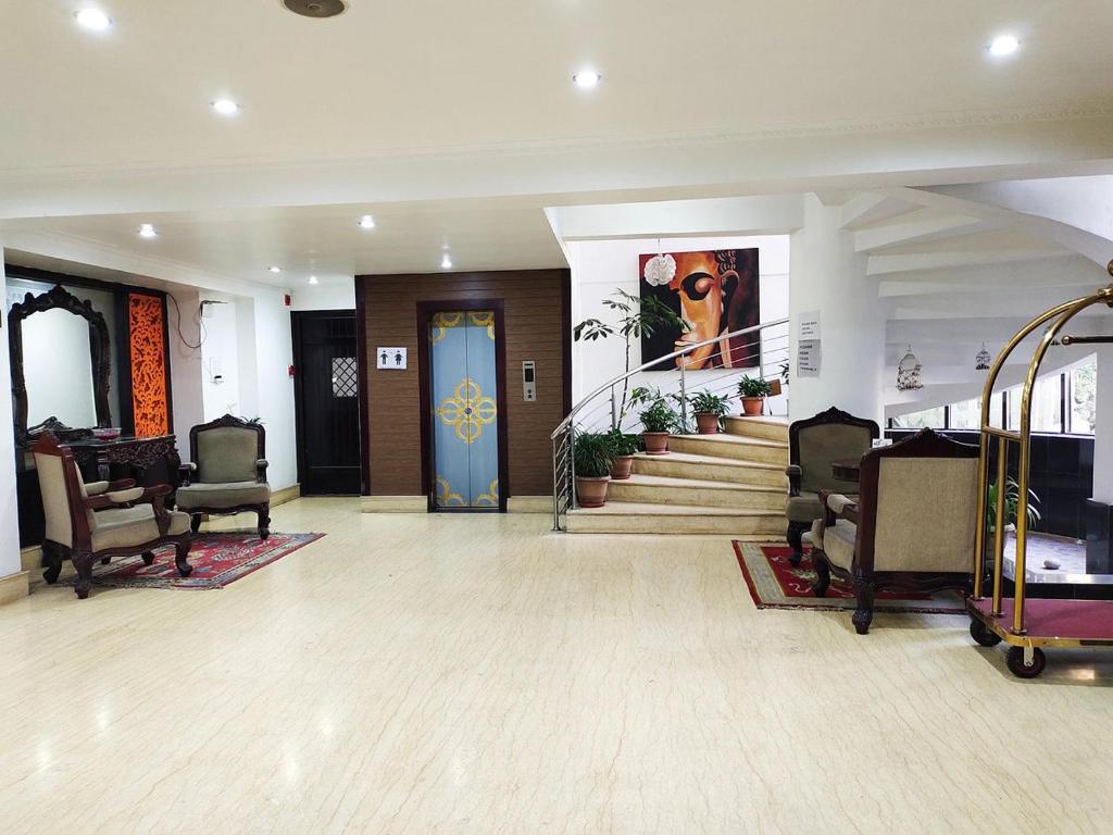 ガントクにあるUdaan Keepsa Hotel and Spaの階段と青いドアのあるロビー