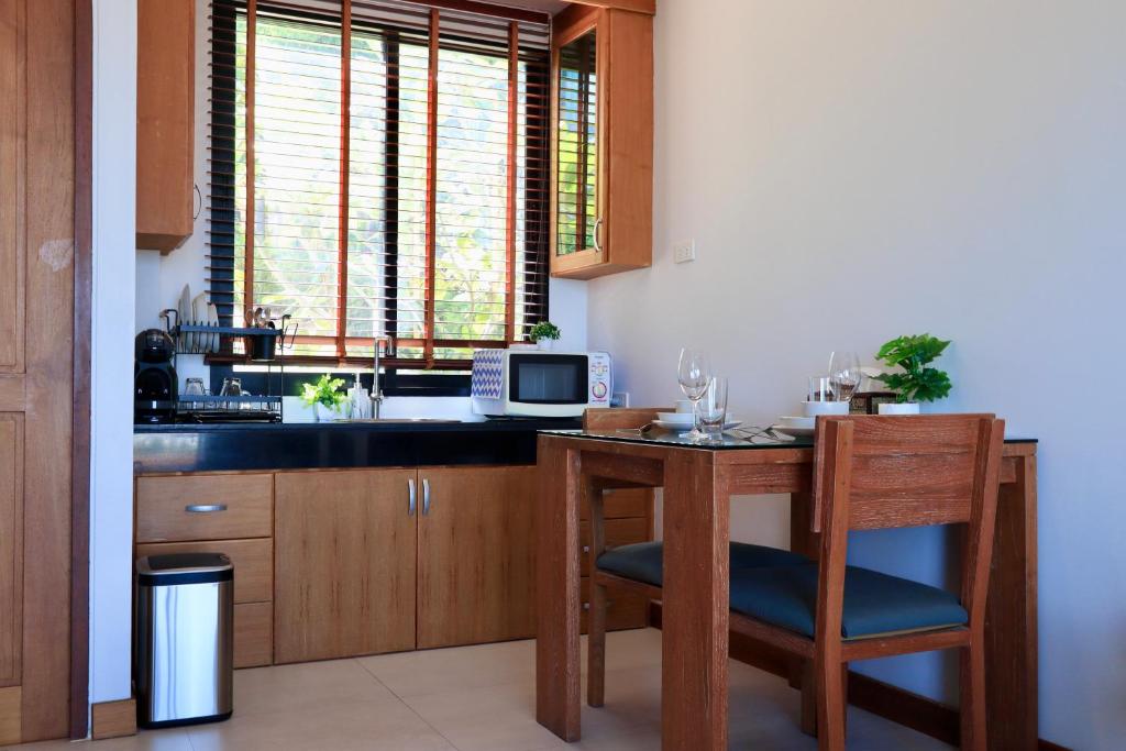 Kuchyň nebo kuchyňský kout v ubytování 208 Ao Nang, Private Sea View Pool Villa
