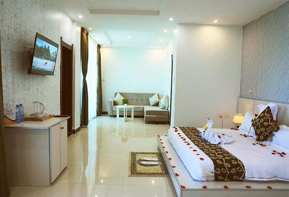 una camera con un grande letto e un soggiorno di Maki zu Hotel a Bahar Dar