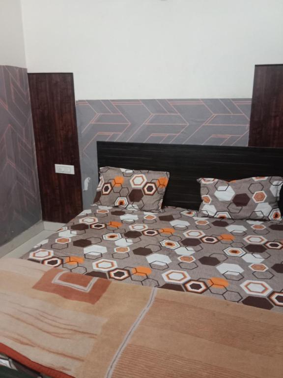 sypialnia z łóżkiem z drewnianym zagłówkiem w obiekcie A STAR HOME STAY w mieście Amritsar