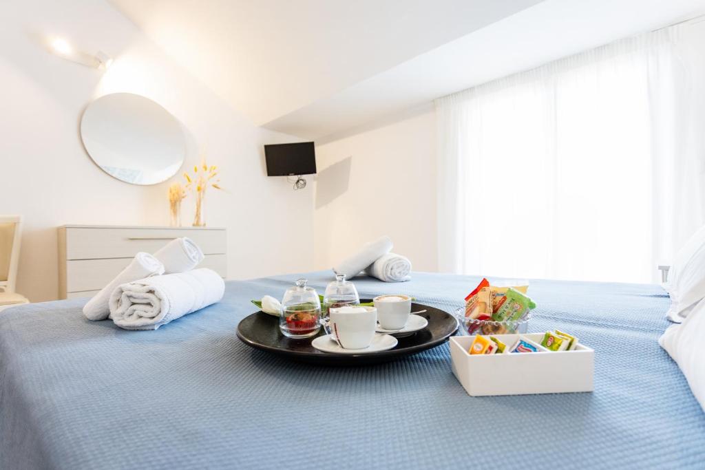 bandeja de desayuno en una cama en una habitación en Hotel Ristorante Montuori, en Pimonte