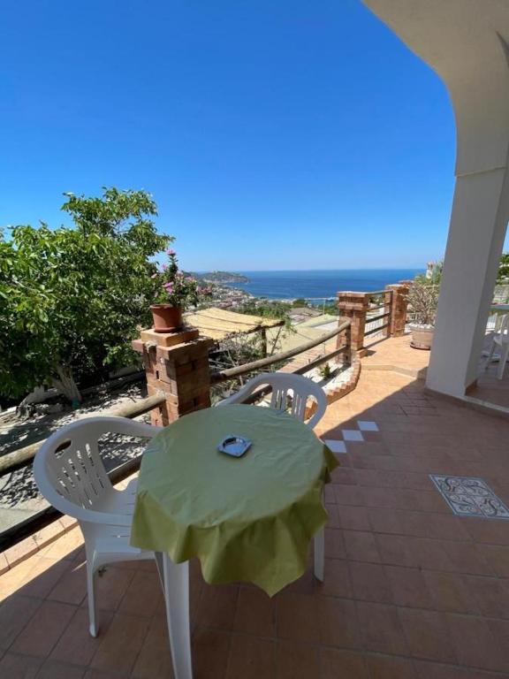 B&B Giardini di Iside e Osiride的阳台或露台