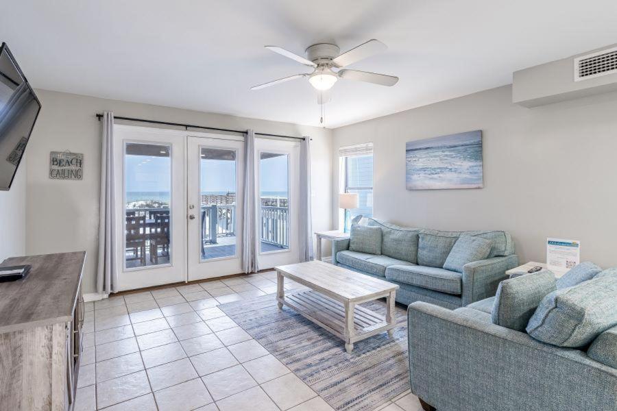 uma sala de estar com um sofá e uma mesa em Bonhomme Richard West em Gulf Shores