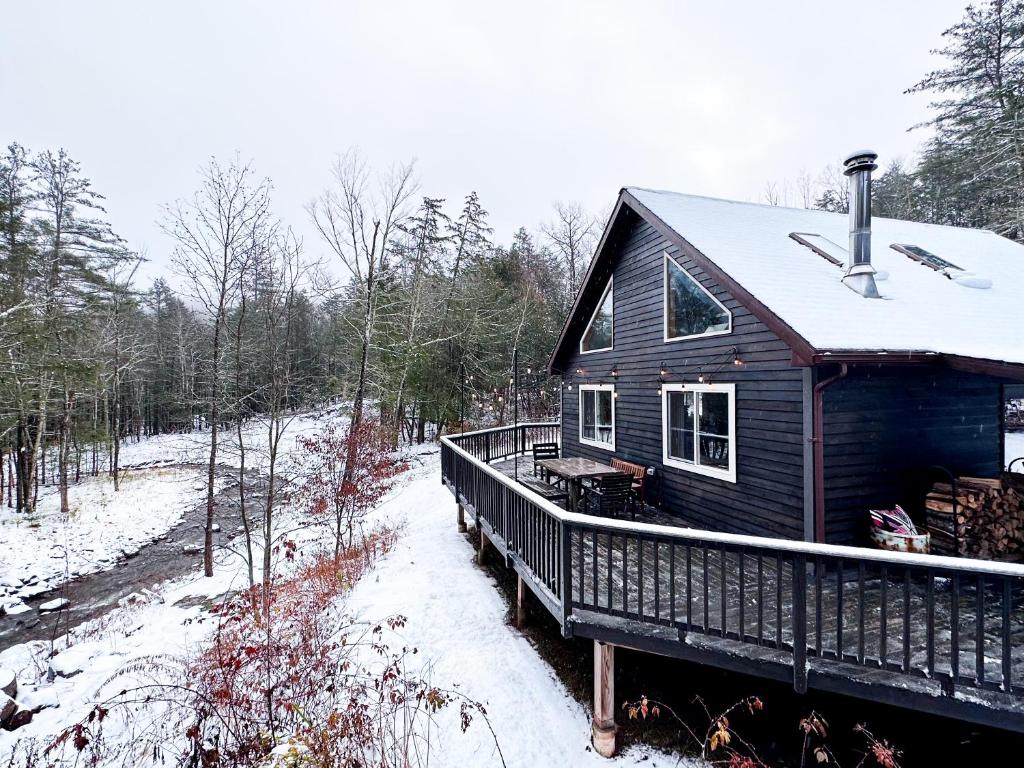 una cabaña en el bosque en la nieve en Serene Retreat on a Stream, en Phoenicia