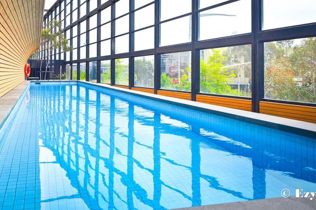 una piscina in un edificio con finestre di Luxury apartment in Mel east with special kids bed a Doncaster