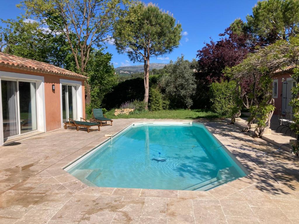 einen Pool im Hinterhof eines Hauses in der Unterkunft Guest house in Le Rouret