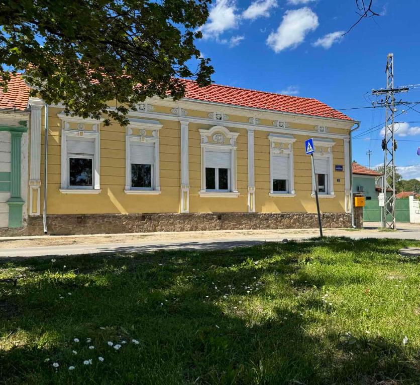 een geel gebouw aan de straatkant bij DANA GUEST HOUSE in Sremski Karlovci