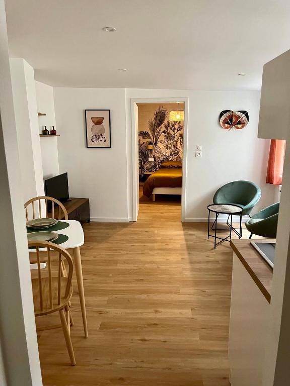 un salon avec une table et des chaises dans l'établissement Le XVII - Au cœur de Colmar, à Colmar