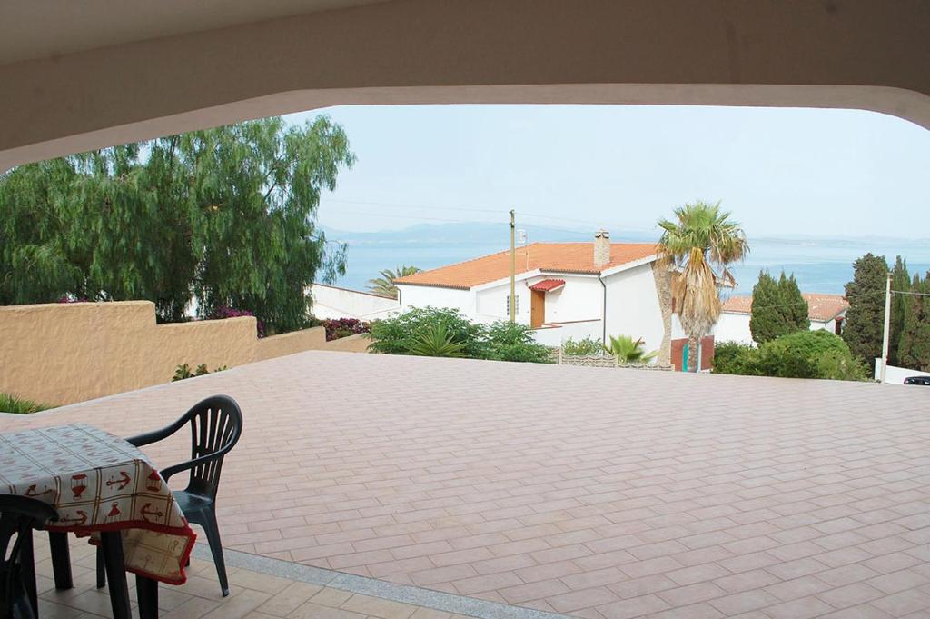 MaladroxiaにあるAppartamento con veranda e aria condizionata a Maladroxia C62の家の景色を望むパティオ(テーブル、椅子付)