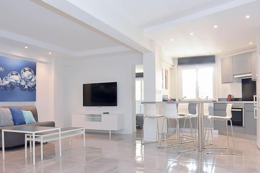 une cuisine et un salon avec une table et des chaises dans l'établissement Océan - 6 pers Hyper centre, au pied de la plage, à Saint-Raphaël