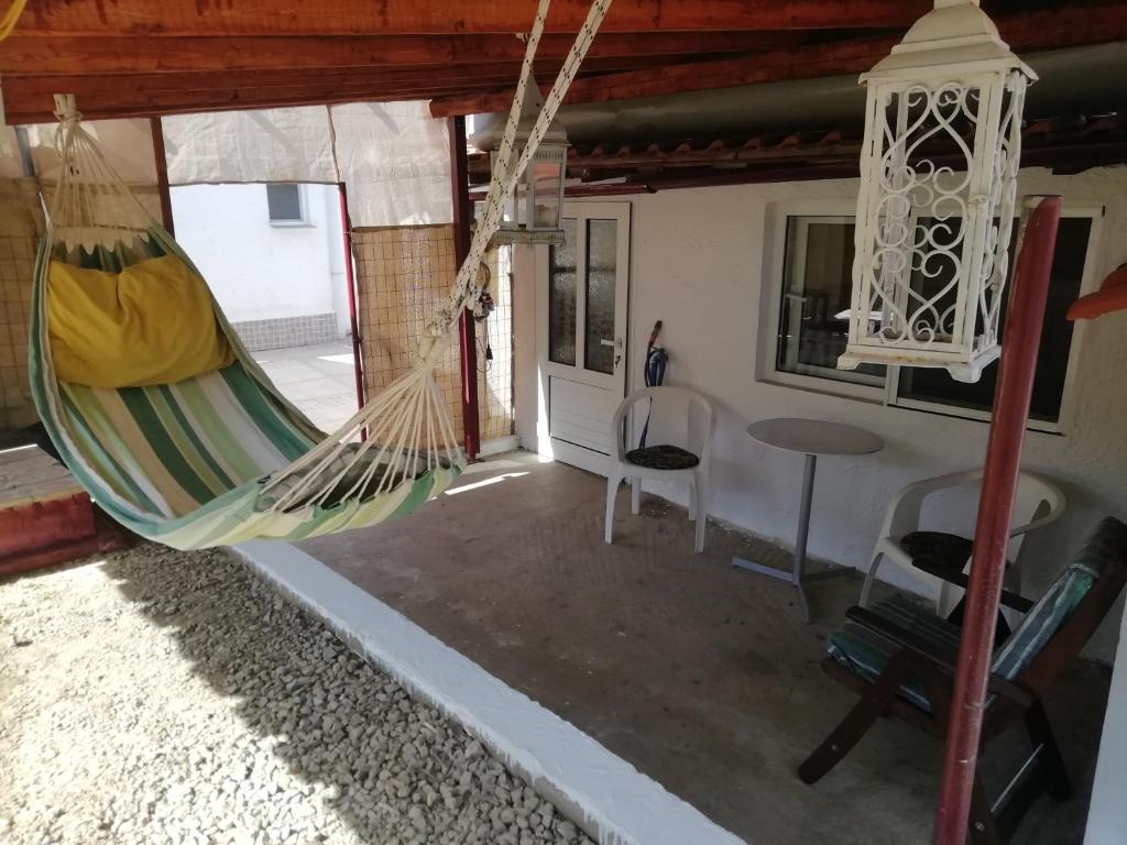 a room with a hammock in a house at Houni House in Agriovótanon