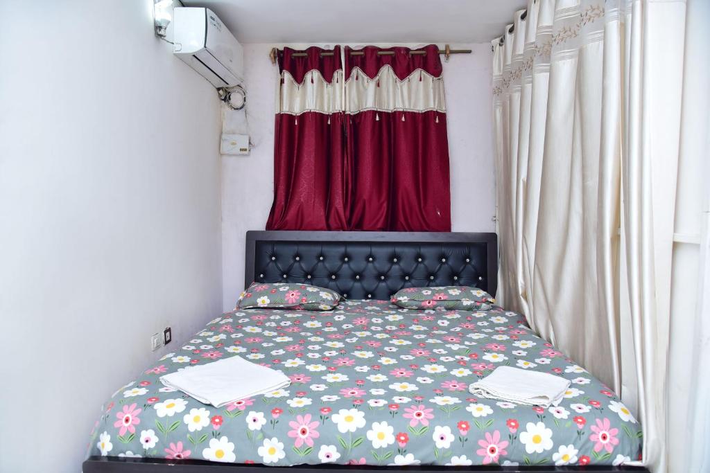a bedroom with a bed with a floral bedspread at paradise villa in Varca