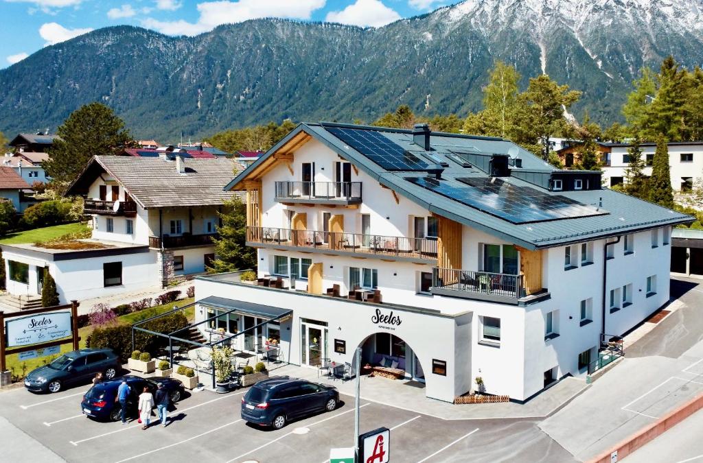 une vue aérienne sur un hôtel avec des montagnes en arrière-plan dans l'établissement Seelos - Alpine Easy Stay - Bed & Breakfast, à Mieming