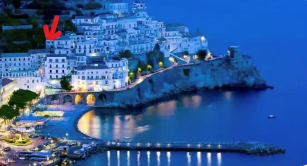 vista su una città con ponte e edifici di Casa Lilia ad Amalfi