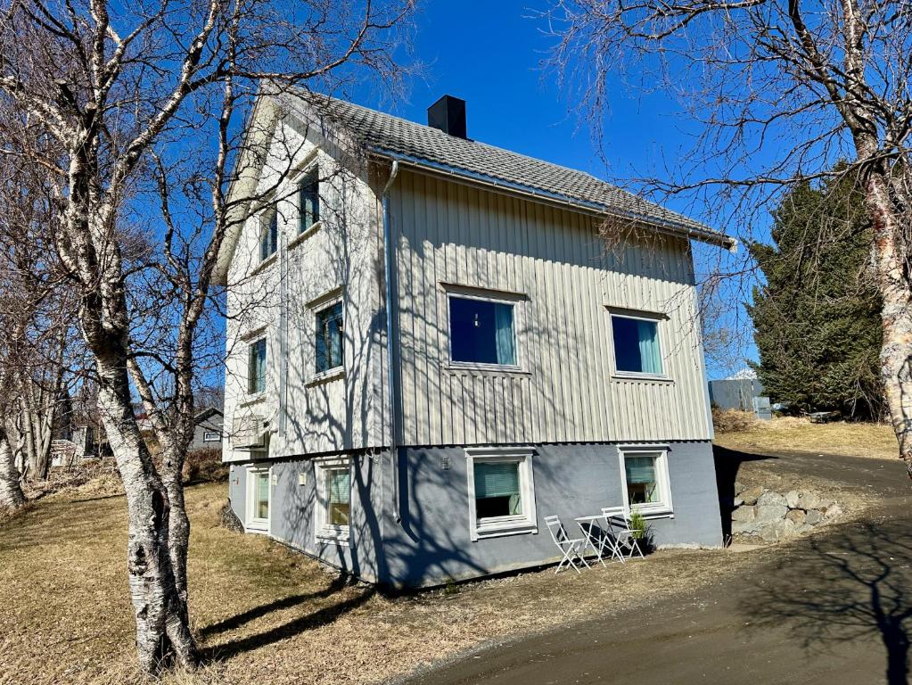 レクネスにあるHouse with perfect location in Leknesの側面に窓が2つある建物