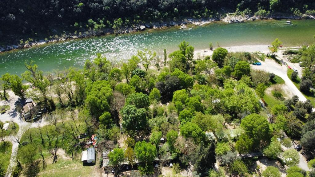 una vista aerea su un fiume e sugli alberi di Camp des Gorges - Camping Nature a Vallon-Pont-dʼArc
