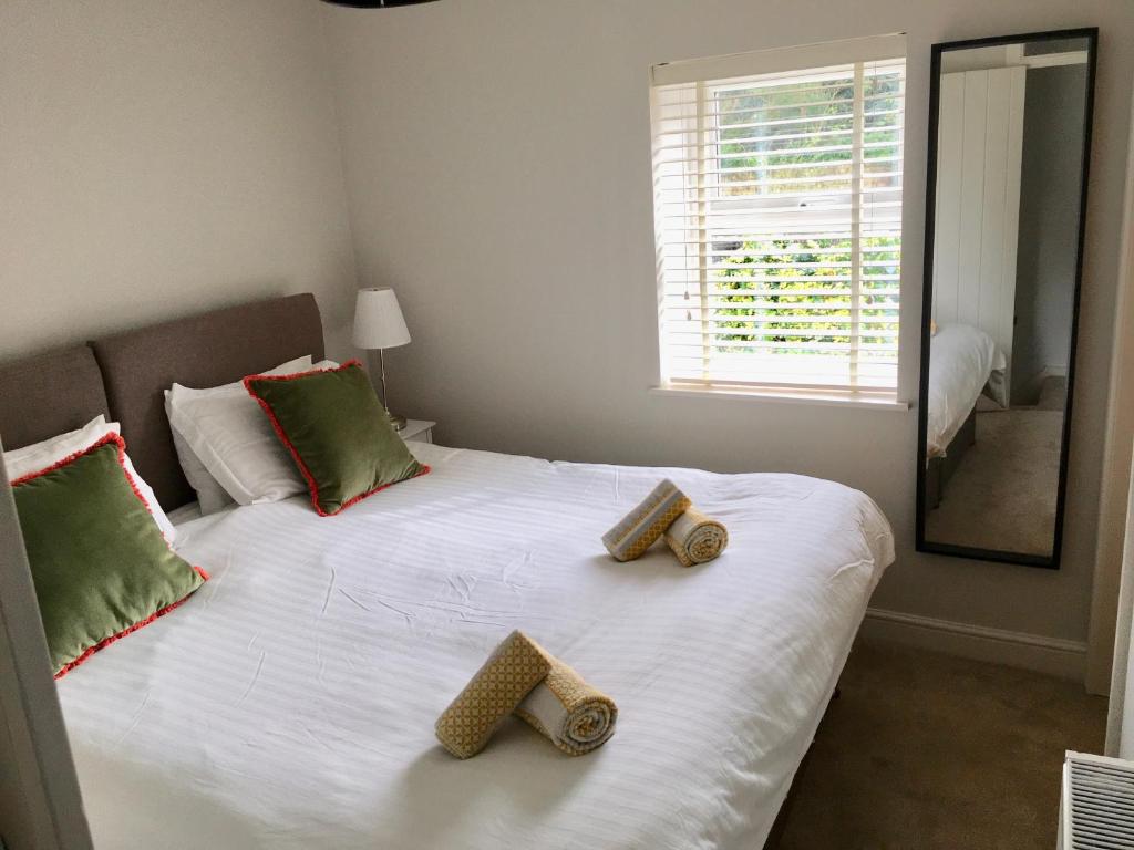 ein Schlafzimmer mit einem Bett mit zwei Holzscheiten darauf in der Unterkunft The Burrow in Wetherby
