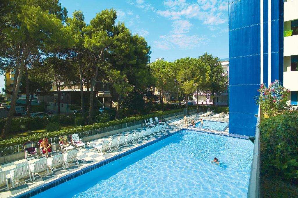 ein Pool in einem Hotel mit Schwimmern in der Unterkunft Residenza Acapulco in Bibione