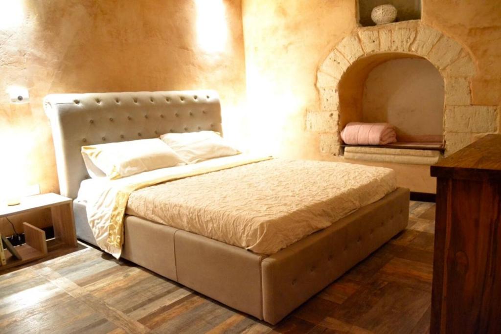 SternatiaにあるLe mura degli Angeliのレンガの壁のベッドルーム1室