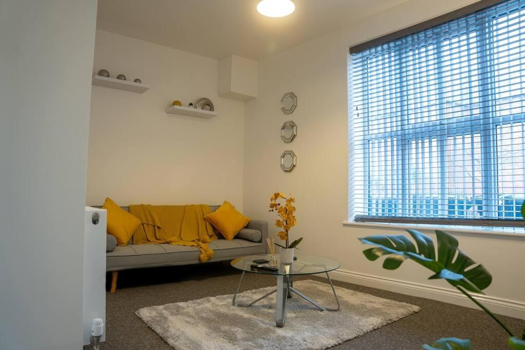 En sittgrupp på Central 2-Bedroom Apartment in Kettering with Wifi by HP Accommodation