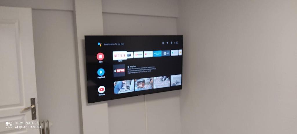 un téléviseur à écran plat accroché au mur dans l'établissement Cannes carnot, à Cannes