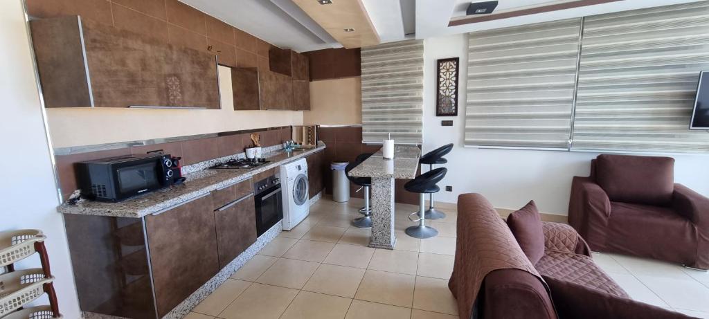 Kuchyň nebo kuchyňský kout v ubytování Fnideq Seaside Apartment