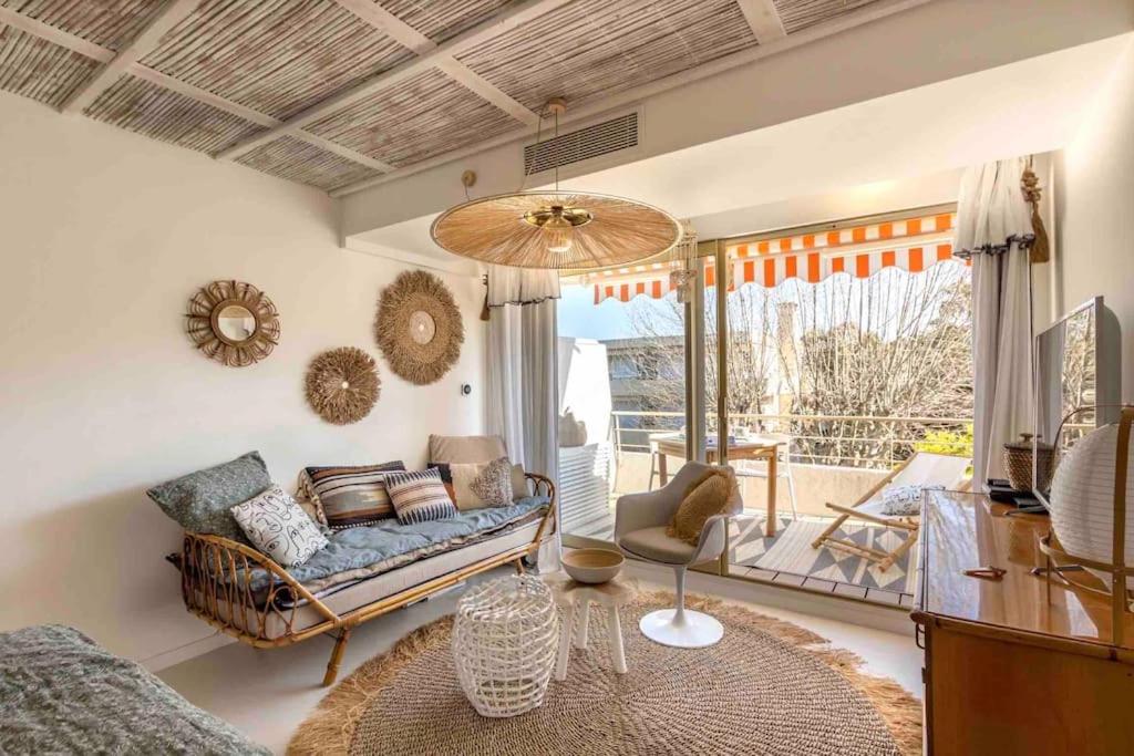 un salon avec un canapé et une table dans l'établissement Junior Suite Saint-Tropez, rénové 2023, plein centre, piscine, climatisé!, à Saint-Tropez