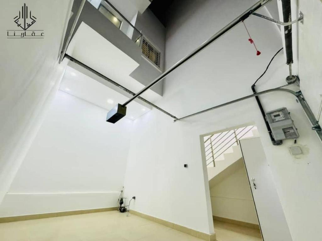 Cette chambre présente des murs blancs et un plafond lumineux. dans l'établissement Agharina furnished apartments, à Nouakchott