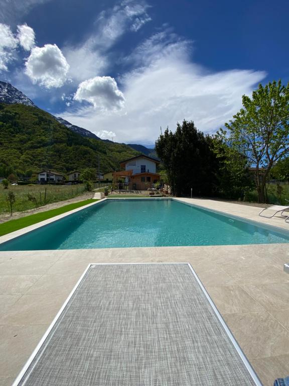una gran piscina azul en Villa Carlotta Verde en Colico