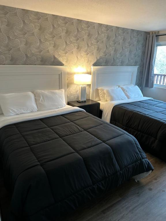 En eller flere senge i et værelse på Green Harbor Hotel