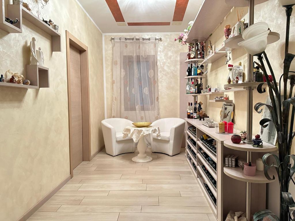 Habitación con baño con bañera y aseo. en Casa di Laura, en SantʼAngelo di Piove di Sacco