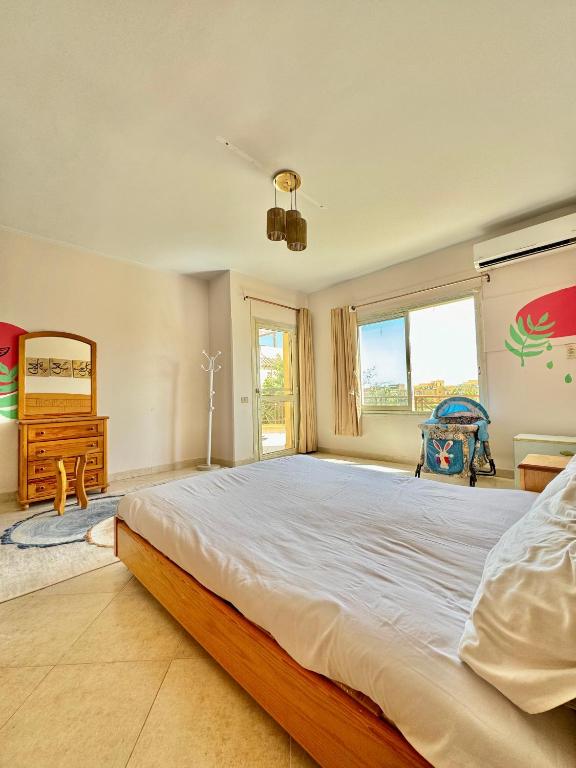 Postel nebo postele na pokoji v ubytování Spacious 5BR Cozy Beachfront Villa - Stunning Views