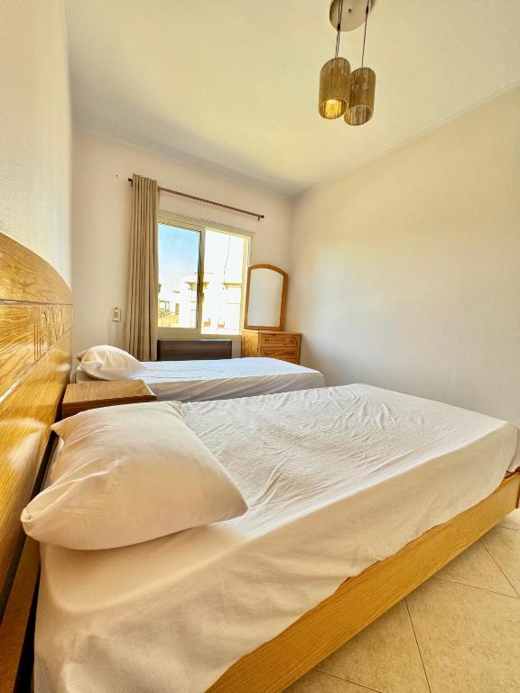 Postel nebo postele na pokoji v ubytování Spacious 5BR Cozy Beachfront Villa - Stunning Views