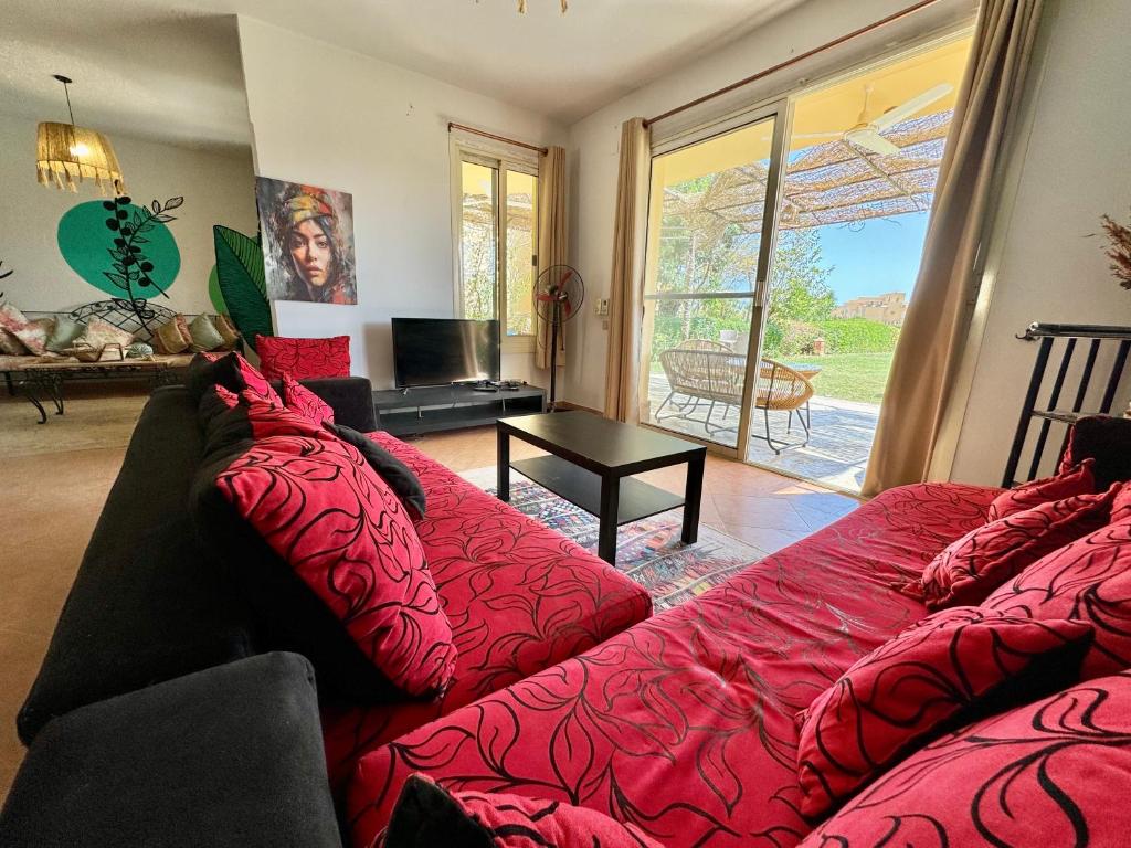 Posezení v ubytování Spacious 5BR Cozy Beachfront Villa - Stunning Views
