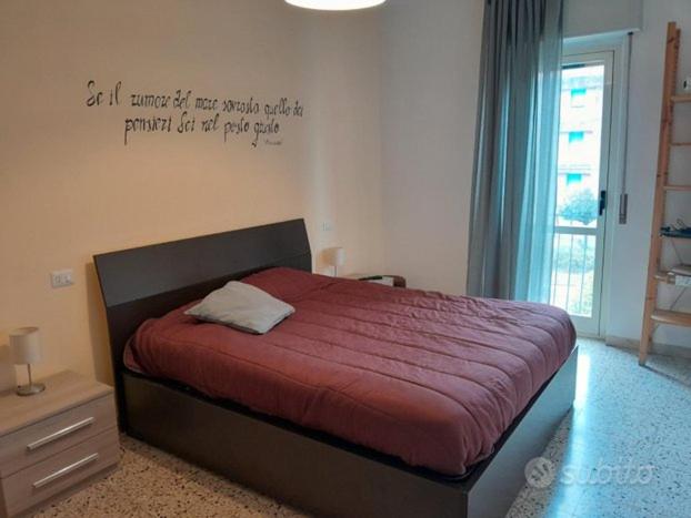 Marechiaro في سابري: غرفة نوم مع سرير مع علامة على الحائط