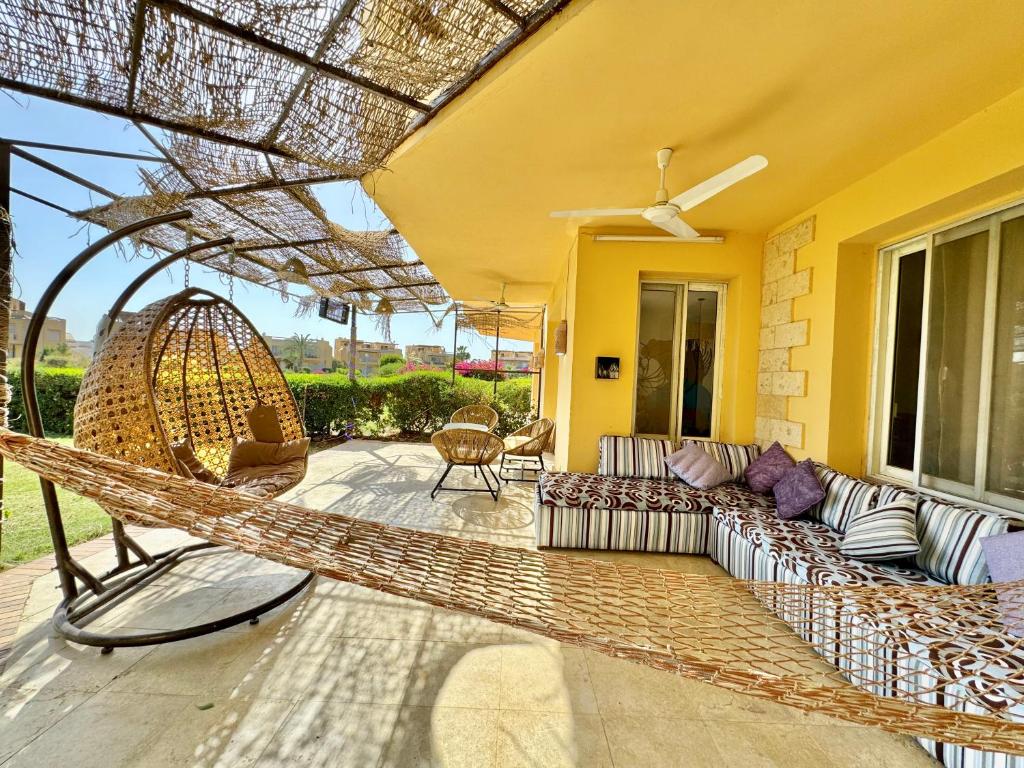Posezení v ubytování Spacious 5BR Cozy Beachfront Villa - Stunning Views