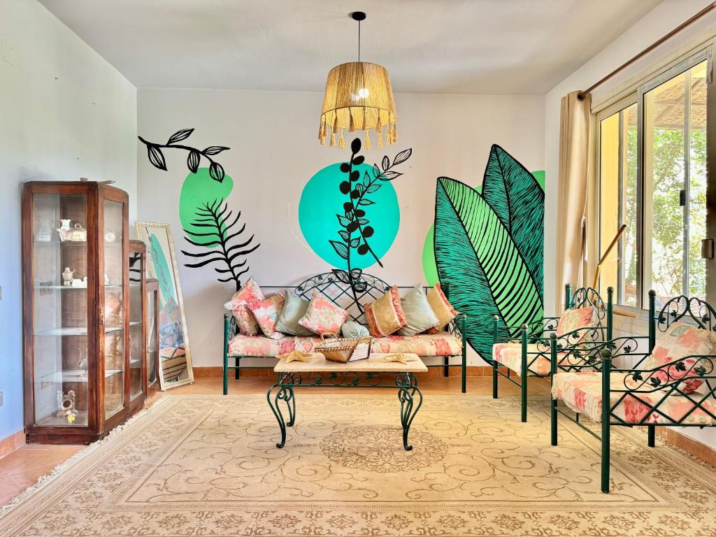Posezení v ubytování Spacious 5BR Cozy Beachfront Villa - Stunning Views