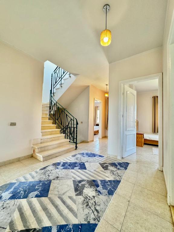 Fotografie z fotogalerie ubytování Spacious 5BR Cozy Beachfront Villa - Stunning Views v destinaci Ain Soukhna