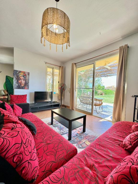 Posezení v ubytování Spacious 5BR Cozy Beachfront Villa - Stunning Views