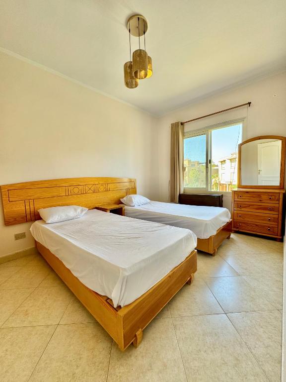 Postel nebo postele na pokoji v ubytování Spacious 5BR Cozy Beachfront Villa - Stunning Views
