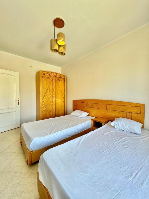 Postel nebo postele na pokoji v ubytování Spacious 5BR Cozy Beachfront Villa - Stunning Views