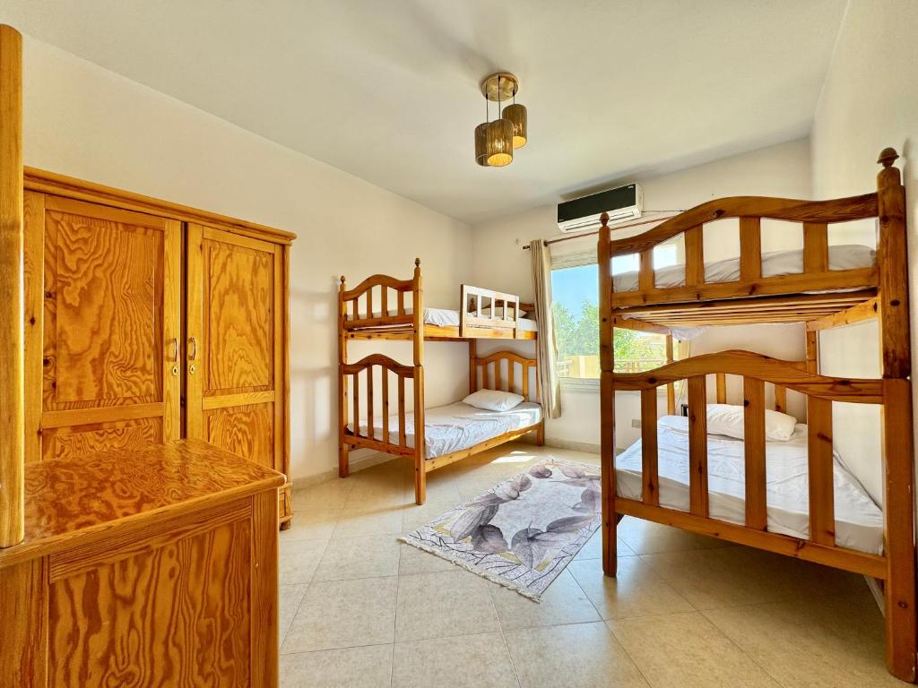 Postel nebo postele na pokoji v ubytování Spacious 5BR Cozy Beachfront Villa - Stunning Views