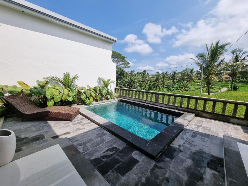 einen Pool mitten im Hinterhof in der Unterkunft Villa Padang Santhi in Ubud