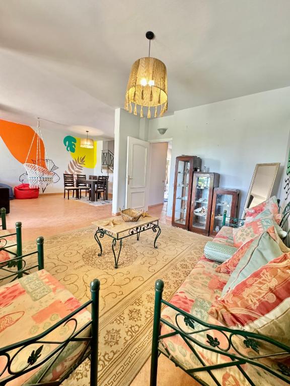 Posezení v ubytování Spacious 5BR Cozy Beachfront Villa - Stunning Views
