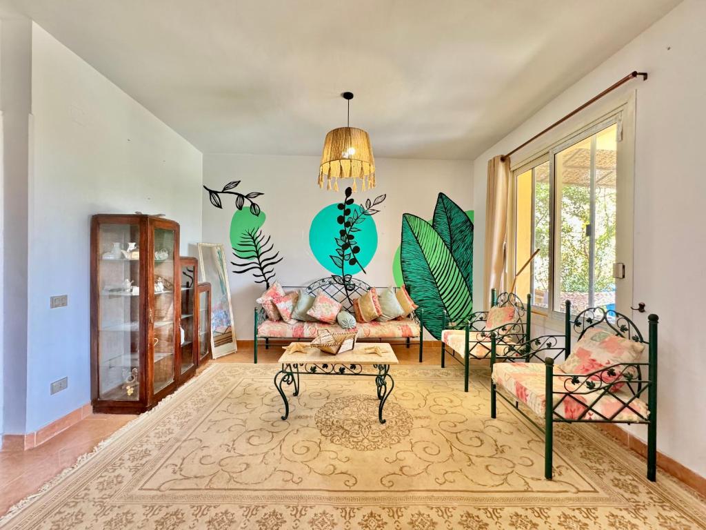 Fotografie z fotogalerie ubytování Spacious 5BR Cozy Beachfront Villa - Stunning Views v destinaci Ain Soukhna